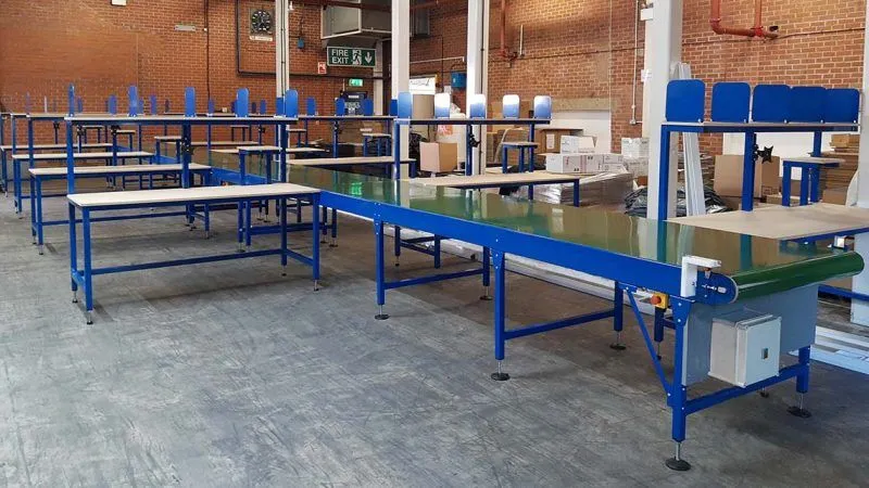 conveyor-with-packing-benches-e1598618223836